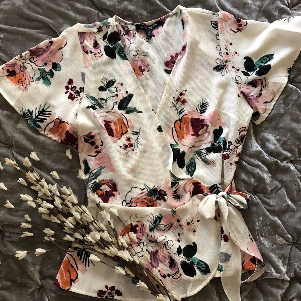 Floral blouse. Size medium. Never worn.